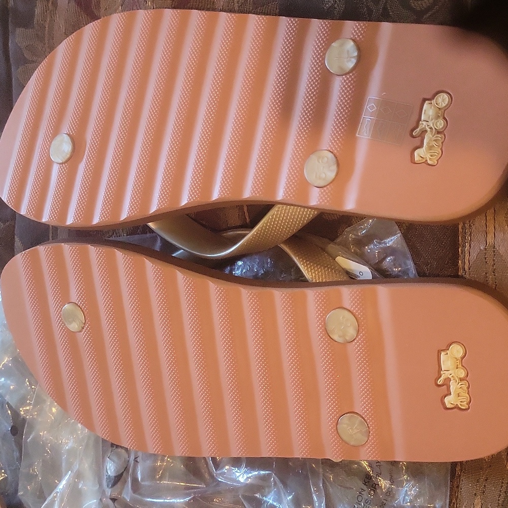 Coach Gold   Tan Flip Flops Bagged Tagged Last Pair In This Color - Picture 5 of 5